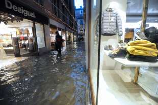 venezia, il mose non viene attivato e torna l acqua alta 7