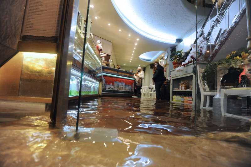 venezia, il mose non viene attivato e torna l acqua alta 8