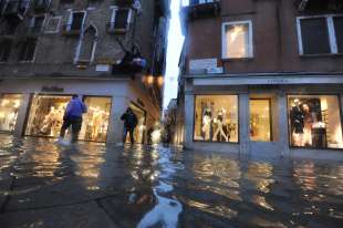 venezia, il mose non viene attivato e torna l acqua alta 9