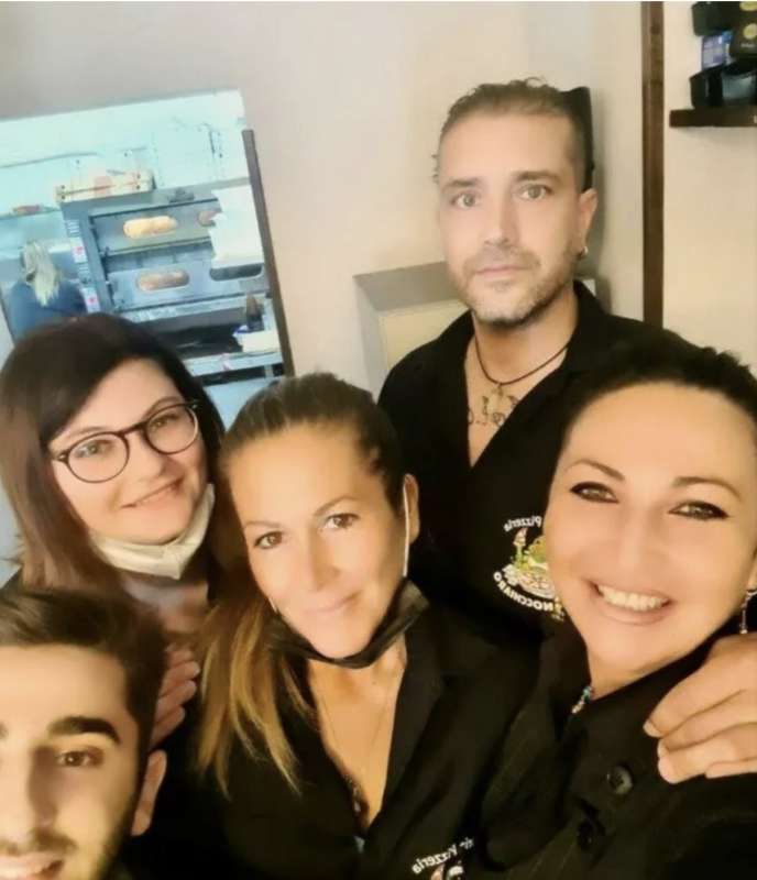 ANDREA SERRANI CON LE COLLEGHE DELLA PIZZERIA IL RANOCCHIARO