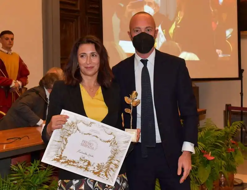 antonella attili premiata da nicola maccanico  foto di bacco