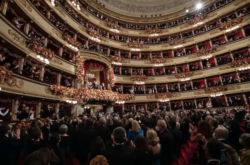 applausi della scala a mattarella3