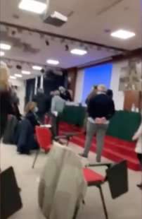 assemblea dell'ordine dei medici di roma interrotta dai no vax 3