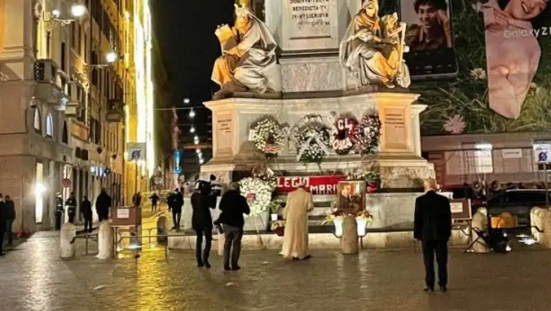 BERGOGLIO ALL ALBA IN PIAZZA DI SPAGNA 