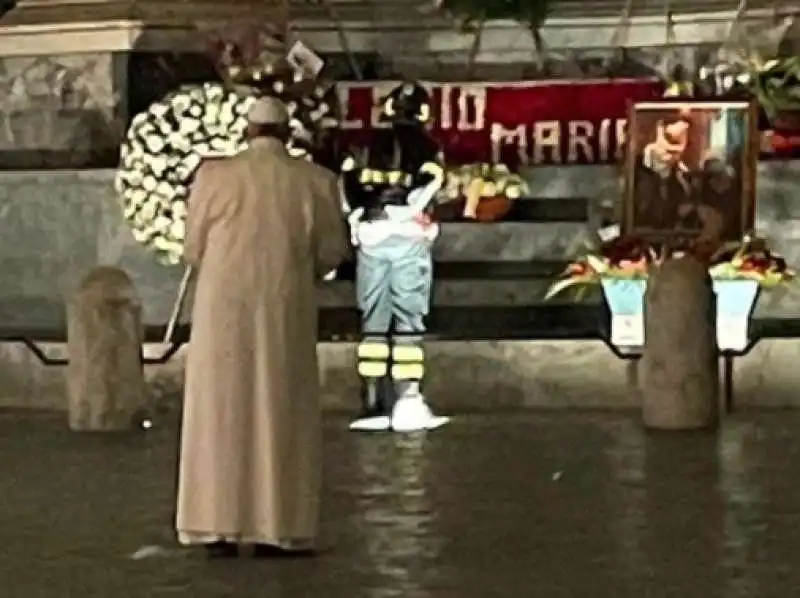 BERGOGLIO ALL ALBA IN PIAZZA DI SPAGNA  