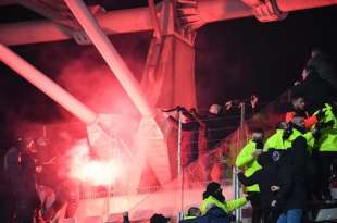 bombe carta durante paris fc lione