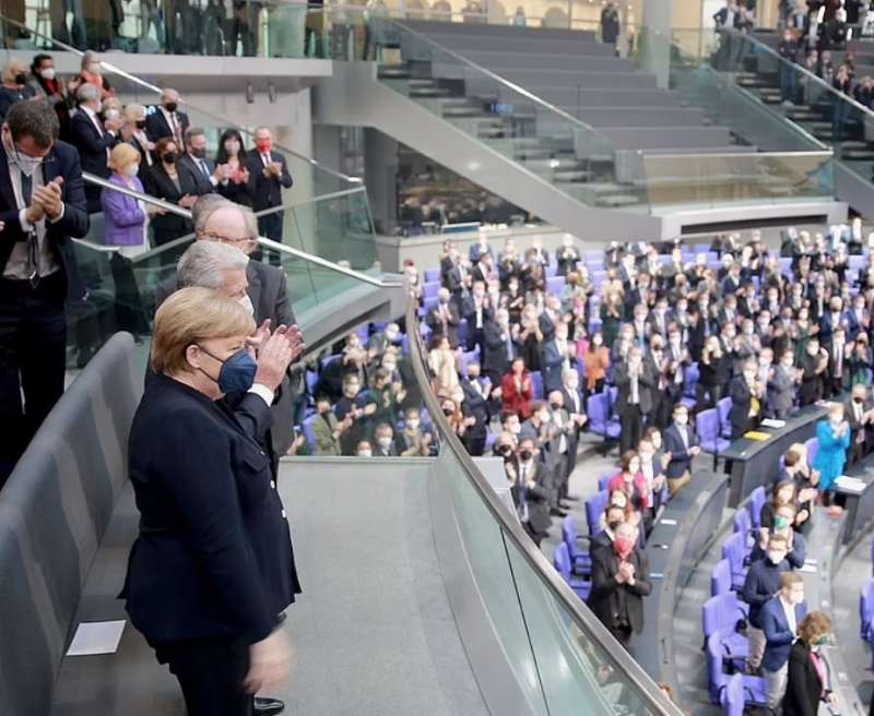 bundestag ovazione per angela merkel