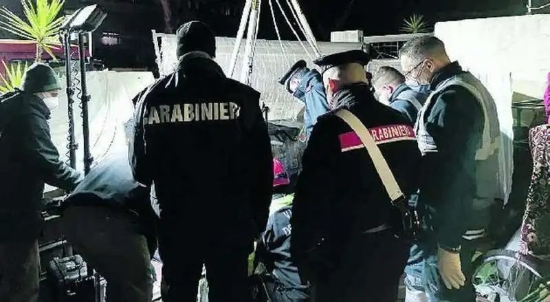 CARABINIERI SUL LUOGO DEL RITROVAMENTO DEL CADAVERE