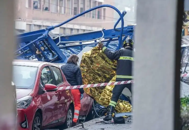 crollo di una gru a torino   3