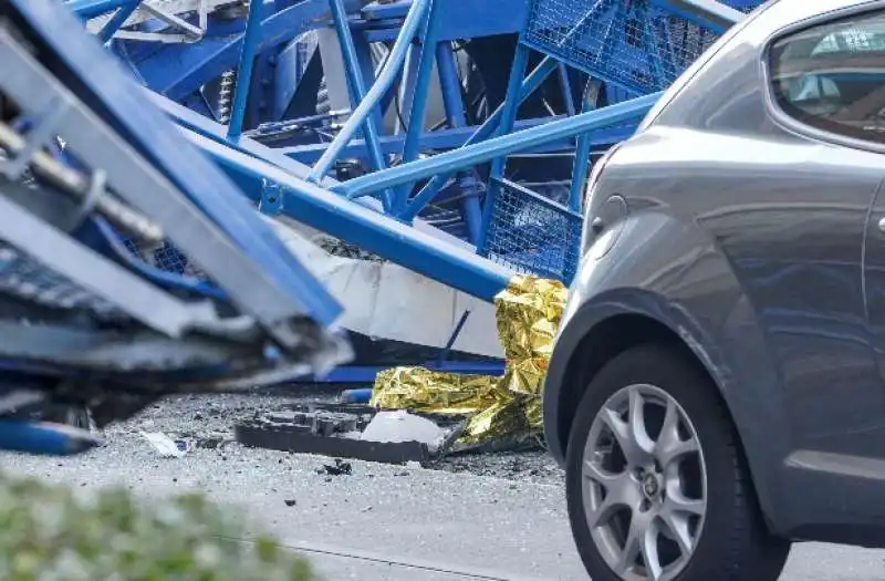 crollo di una gru a torino   5