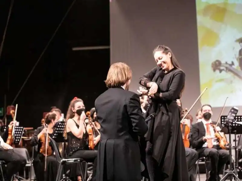 Direttore orchestra chiede la mano a flautista 2