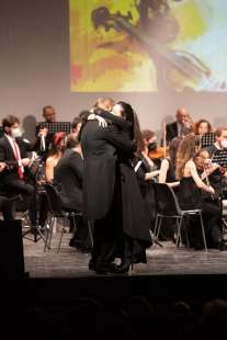 Direttore orchestra chiede la mano a flautista 6