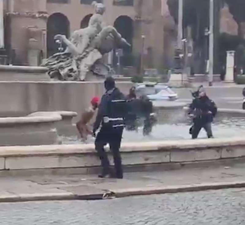 extracomunitario fa il bagno nudo nella fontana di piazza della repubblica a roma 9