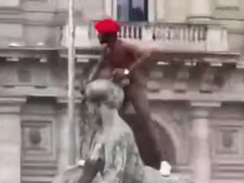 extracomunitario fa il bagno nudo nella fontana di piazza della repubblica a roma 1