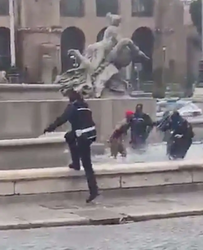 extracomunitario fa il bagno nudo nella fontana di piazza della repubblica a roma   6