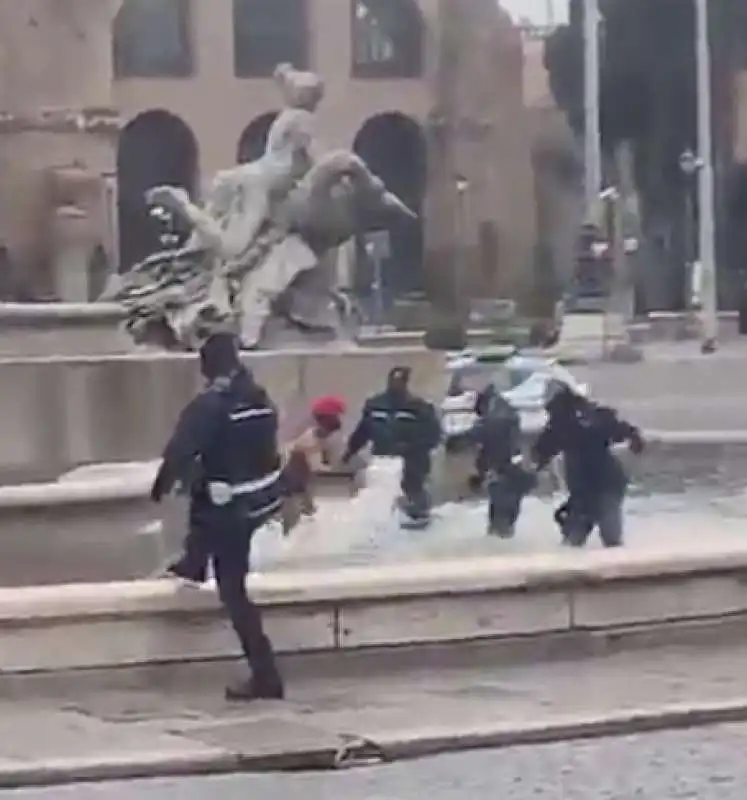 extracomunitario fa il bagno nudo nella fontana di piazza della repubblica a roma   7