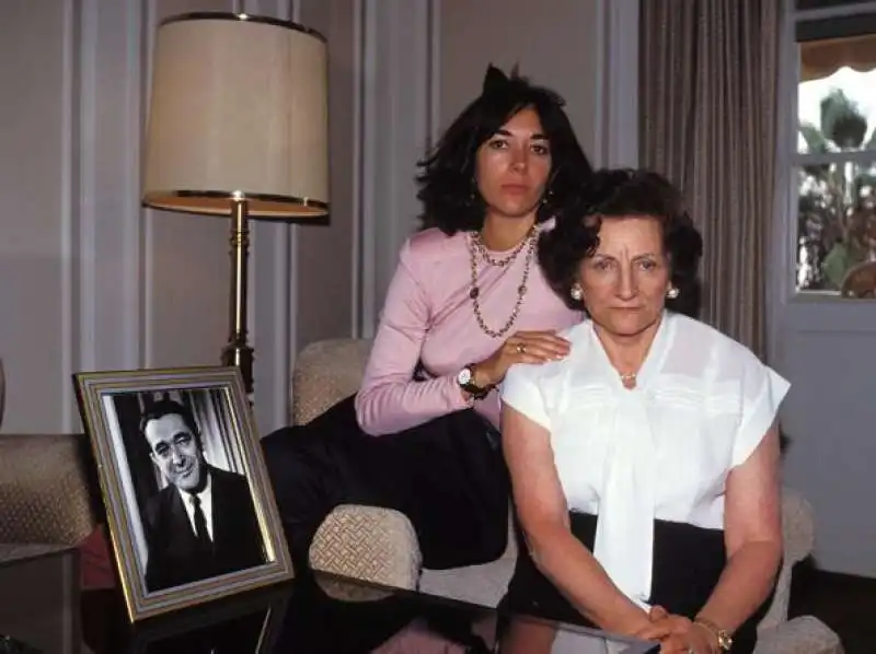 Ghislaine Maxwell con la madre