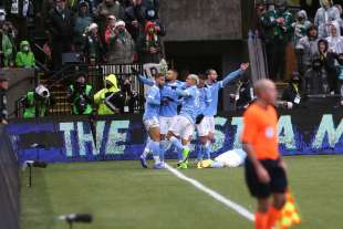 giocatore nyfc colpito da lattina finale mls cup 1