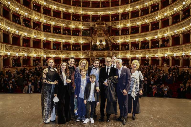 il cast de i fratelli de filippo al teatro san carlo di napoli