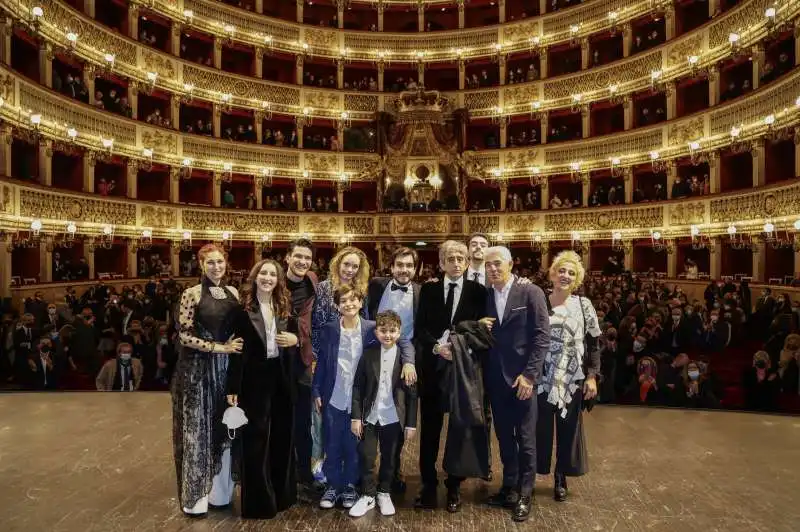 il cast de i fratelli de filippo al teatro san carlo di napoli 