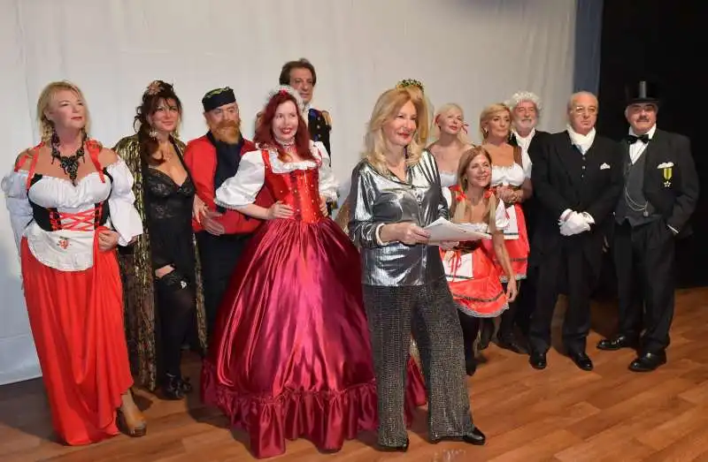 il cast della commedia  quando risorge il sole  foto di bacco