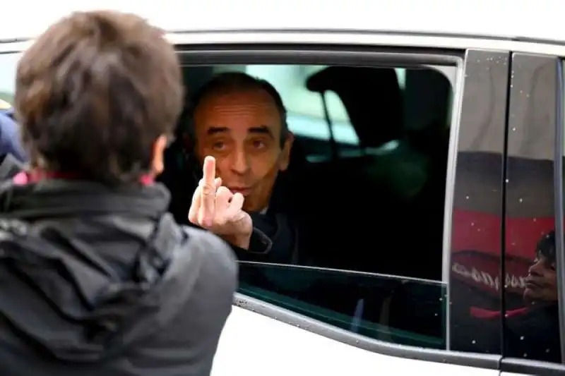 IL DITO MEDIO DI ERIC ZEMMOUR A UNA PASSANTE 