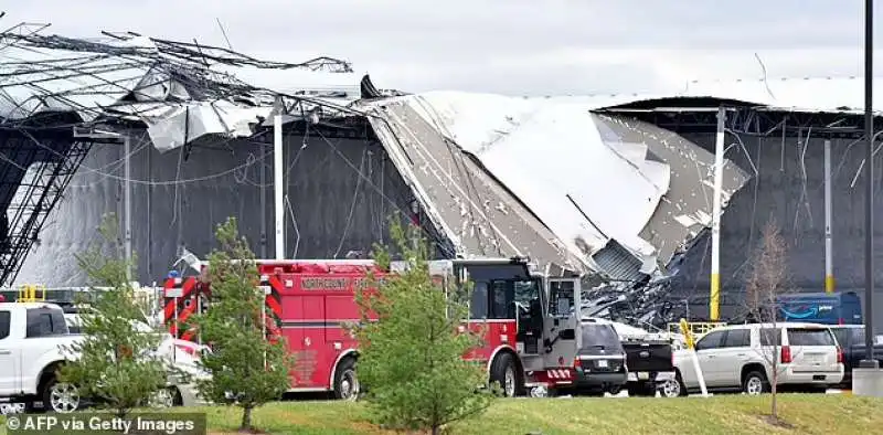 Il magazzino Amazon distrutto in Illinois 3