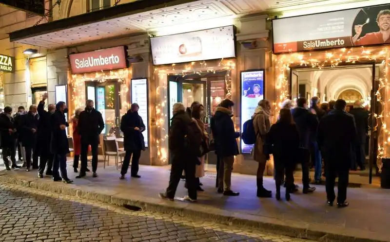 in fila per la presentazione del libro di vincenzo spadafora