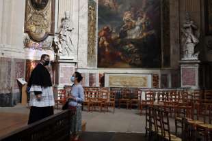 la chiesa francese vende i suoi beni 3