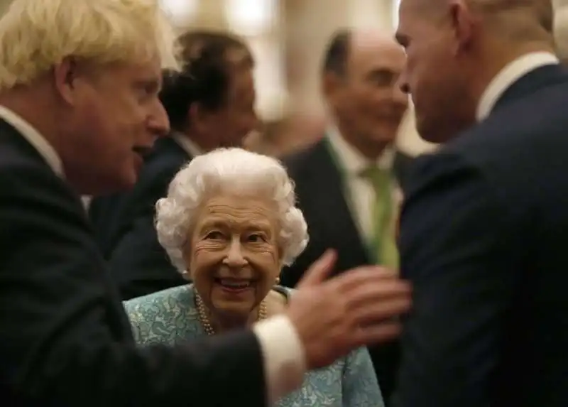 LA REGINA ELISABETTA CON BORIS JOHNSON