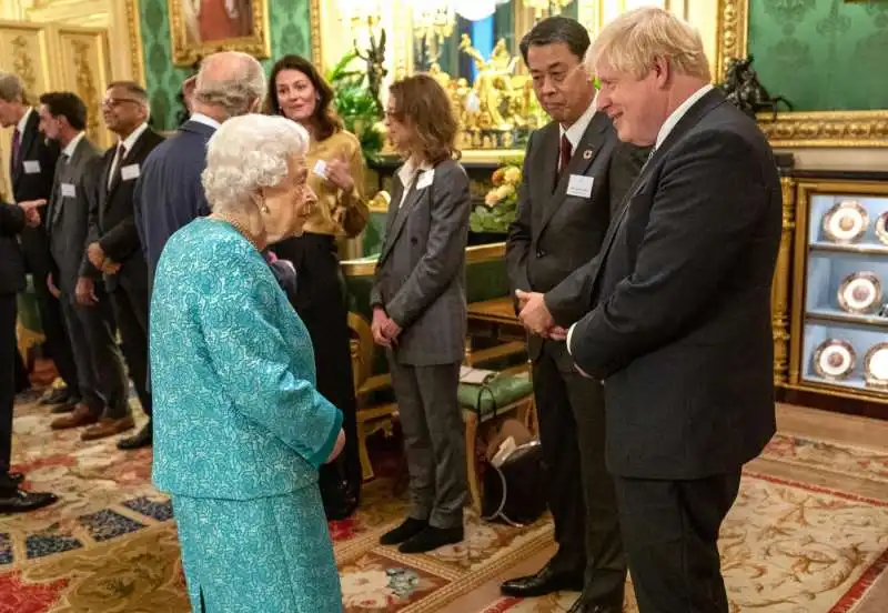 LA REGINA ELISABETTA CON BORIS JOHNSON