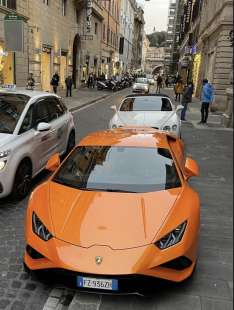 LAMBORGHINI E BENTLEY SUL MARCIAPIEDE A VIA DEI DUE MACELLI - ROMA