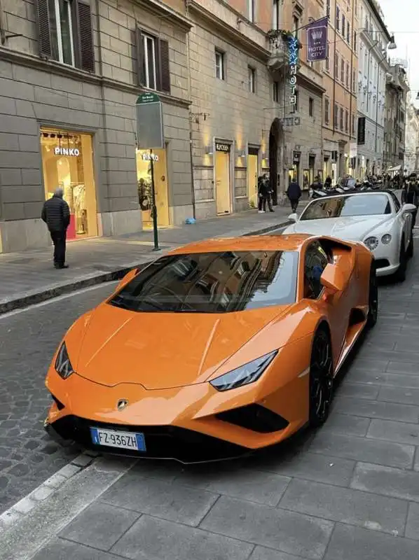 LAMBORGHINI E BENTLEY SUL MARCIAPIEDE A VIA DEI DUE MACELLI - ROMA