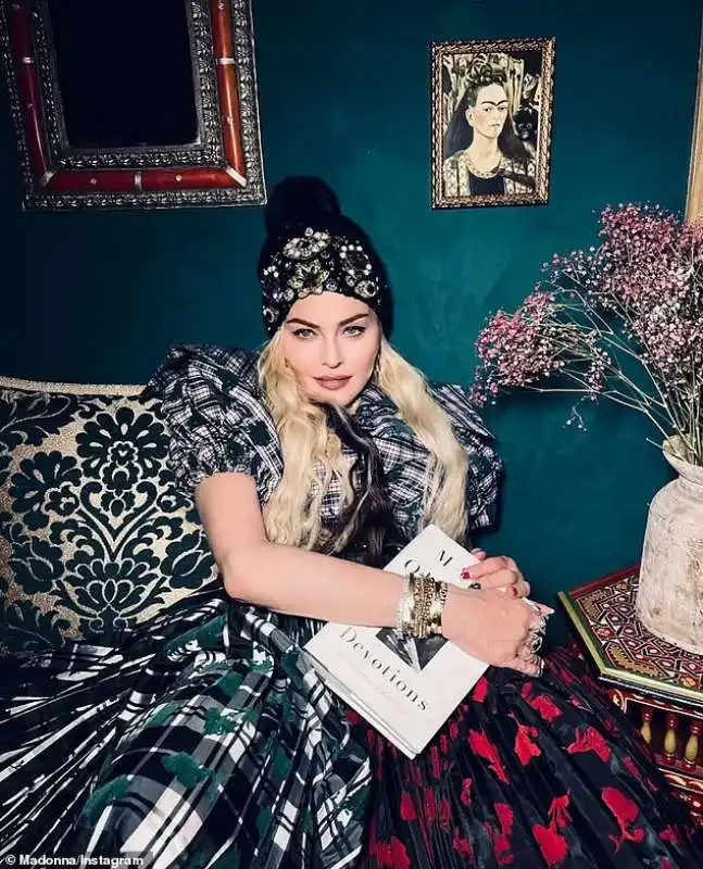 madonna mostra i suoi dipinti di frida kahlo