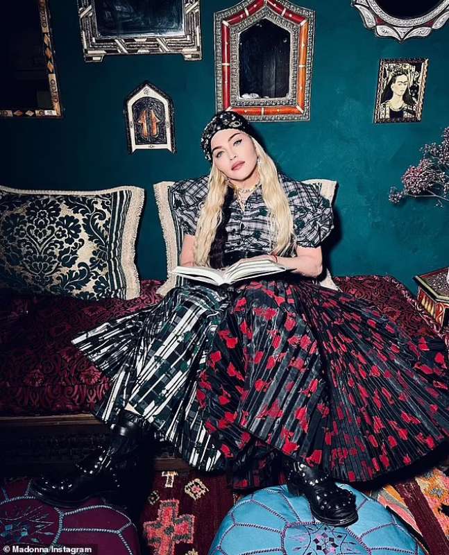 madonna mostra i suoi dipinti di frida kahlo 2