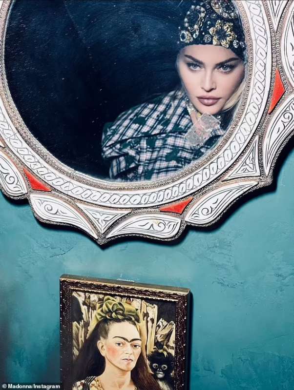 madonna mostra i suoi dipinti di frida kahlo 3