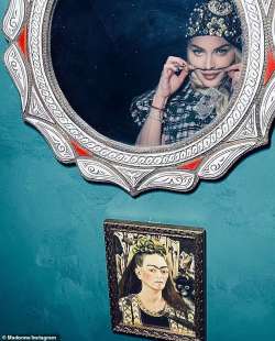 madonna mostra i suoi dipinti di frida kahlo 5