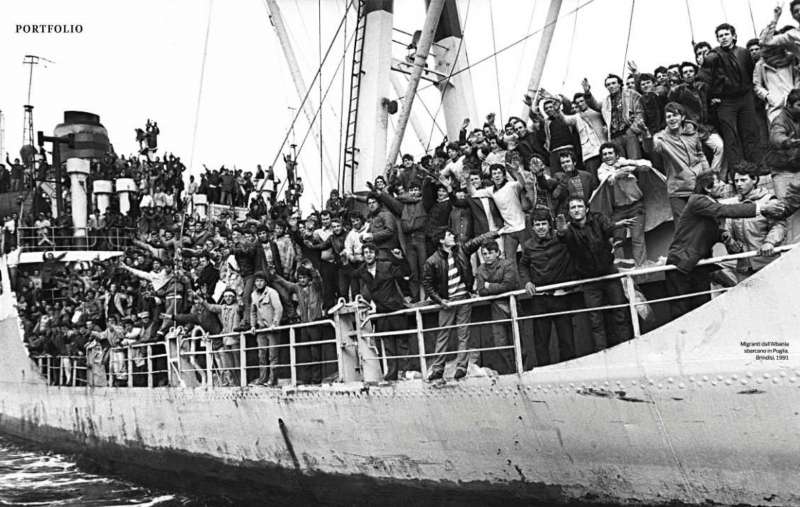 migranti dall'albania sbarcano in puglia ph giorgio lotti