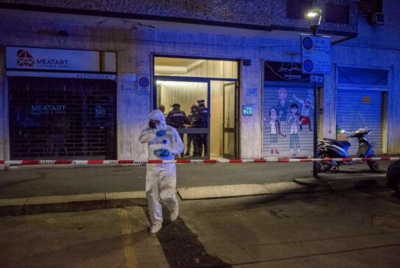 milano, uomo ucciso in casa 14