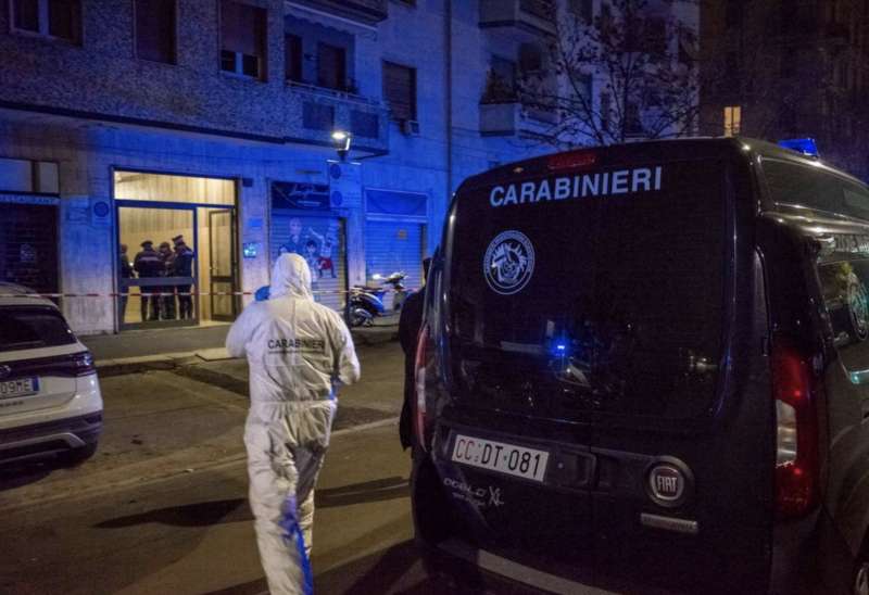 milano, uomo ucciso in casa 18