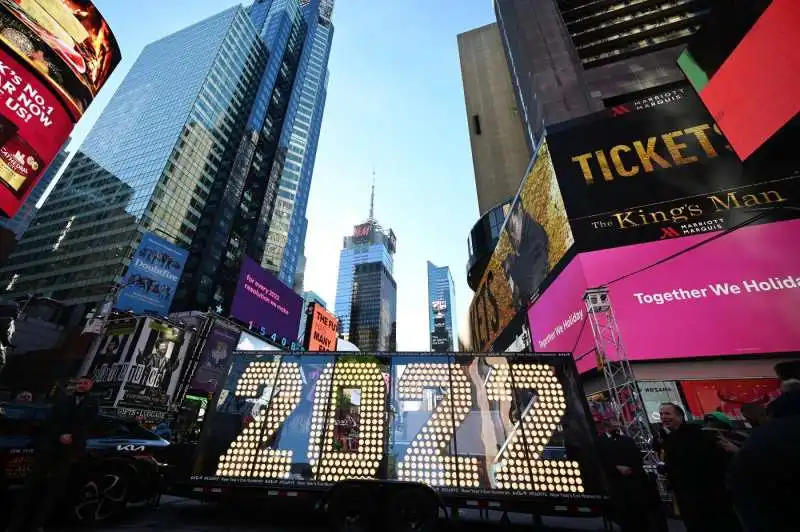 new york , preparativi per il capodanno a times square   4