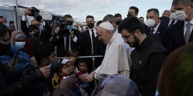 papa francesco tra i profughi di lesbo  12