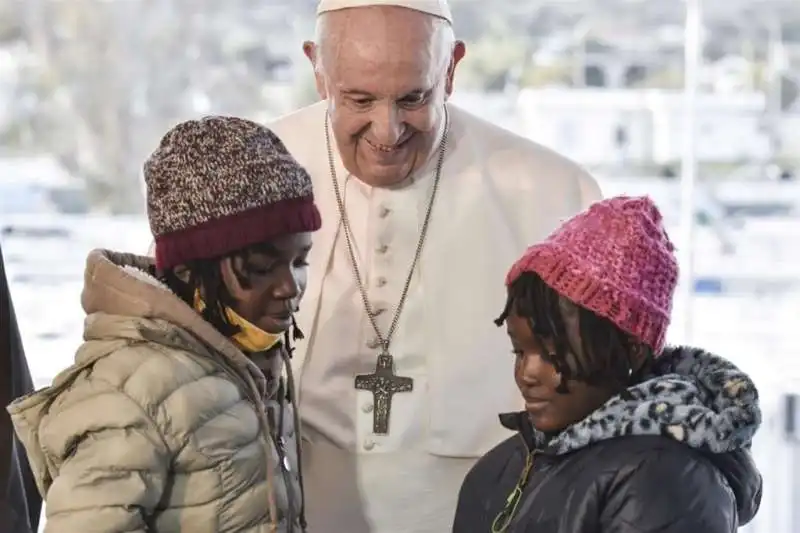 papa francesco tra i profughi di lesbo  14