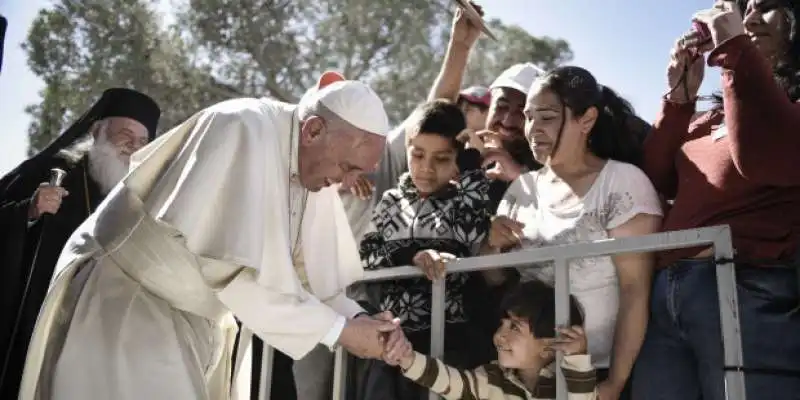 papa francesco tra i profughi di lesbo  2