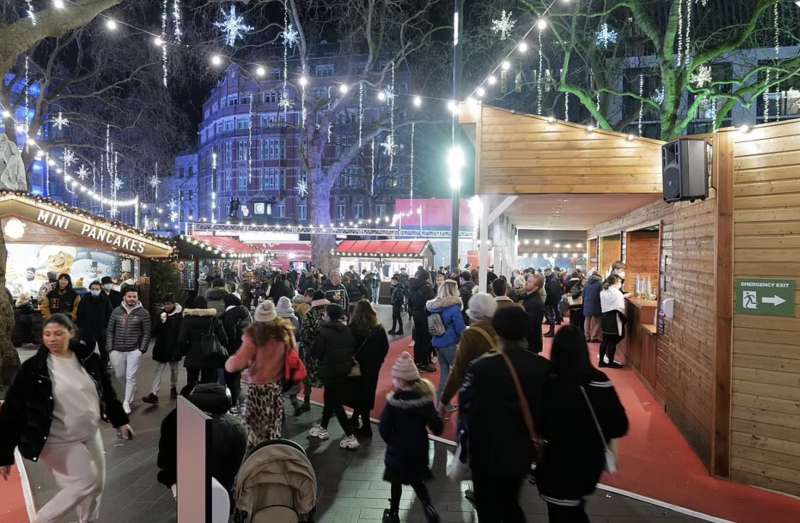 persone in strada a londra natale 2021