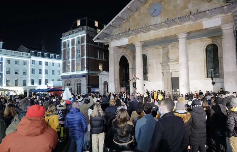 persone in strada a londra natale 2021.