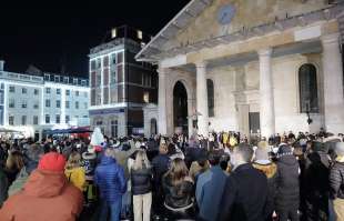 persone in strada a londra natale 2021.