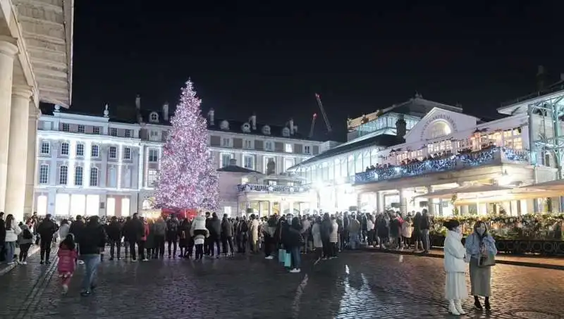 persone in strada  a londra natale 2021 2