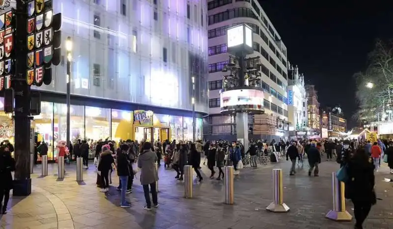 persone in strada  a londra natale 2021  4