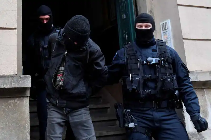 Polizia durante il raid a Dresda 7